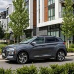 El Kona Hybrid se posiciona como punto intermedio. No es un EV puro, pero ofrece eficiencia real con menos compromisos. Las ofertas actuales lo hacen especialmente atractivo para quienes todavía no quieren depender de la infraestructura de carga. Es flexible, razonable y fácil de adoptar. No revoluciona, pero convence.