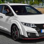 El Civic Type R es un referente en rendimiento dentro del segmento compacto. Su motor turbo 2.0 litros de 306 CV y el diferencial de deslizamiento limitado permiten un rendimiento sobresaliente en carretera y pista. Con un interior deportivo y mejoras aerodinámicas, combina agresividad y precisión para los conductores más exigentes.