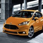 El Fiesta ST es un FWD divertido y accesible, con motor turbo de 1,6 litros y 197 CV, transmisión manual de seis velocidades y suspensión deportiva. Sus asientos Recaro y manejo ágil lo convierten en un coche que saca sonrisa tras sonrisa. Con precios de segunda mano por debajo de 15.000 dólares, es una opción de alto rendimiento sorprendentemente asequible y confiable.