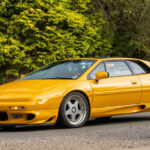 Ligero, turboalimentado y con motor central, el Esprit giraba con facilidad y exigía precisión extrema. El turbo lag seguido de un aumento repentino de potencia podía sorprender a pilotos inexpertos, demostrando que su fama en películas era engañosa frente a la realidad de la carretera.