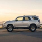 El Toyota 4Runner es un todoterreno clásico, resistente y duradero. Su marco robusto lo hace ideal para aventuras fuera de la carretera, aunque su confort en asfalto no es tan refinado como el de otros SUV modernos. Es perfecto para quienes valoran fiabilidad y capacidad off-road.