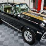 El Nova SS con el big-block L78 de 396 pulgadas cúbicas es el sleeper por excelencia. Oficialmente marcaba 375 CV, pero su potencia real rondaba los 425 CV. Las pruebas de aceleración y el cuarto de milla confirmaron que este compacto escondía un rendimiento capaz de sorprender a muscle cars mucho más grandes y caros.