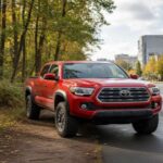 La Ford Maverick Hybrid se mueve en una liga distinta y, precisamente por eso, resulta tan relevante. No es una pickup 100 % eléctrica, pero para muchos usuarios se acerca lo suficiente. Su tamaño compacto facilita el uso diario en ciudad, el consumo es bajo y la experiencia de conducción es sencilla y predecible. En trayectos urbanos se siente en su elemento; en autopista, el enfoque híbrido muestra sus límites, pero sin convertirse en un problema real.