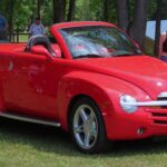 Pickup convertible con diseño retro, hardtop retráctil y motor V8. Poco práctica, pero totalmente extravagante y carismática, un ejemplo de la audacia de Chevy.