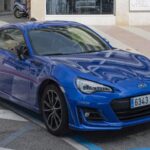 El BRZ original es, sin discusión, el Subaru moderno más bonito. Sus líneas limpias, proporciones clásicas de deportivo y diseño funcional lo convierten en un coche que entra por los ojos incluso antes de conducirlo. Con 200 CV atmosféricos y tracción trasera, su estética refleja perfectamente su filosofía: equilibrio, pureza y disfrute al volante.
