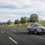 El Equinox es un SUV discreto y confortable, pensado para largos trayectos por autopista. No busca destacar, pero ofrece una experiencia predecible y cómoda. Su precio de acceso se sitúa alrededor de los 28.000 dólares.