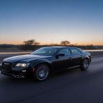 El Chrysler 300 nunca llegó a consolidar una versión híbrida enchufable real. Su identidad siempre estuvo ligada al confort, la tracción trasera y los motores tradicionales. Su mención en este contexto refleja más una oportunidad perdida que un producto cancelado, y evidencia lo difícil que fue encajar la electrificación enchufable en ciertos modelos clásicos.