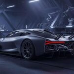 Un enfoque futurista: conductor centrado y pasajero en posición tipo “tándem” detrás. Tecnología avanzada y un diseño enfocado al rendimiento absoluto.