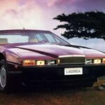 El Lagonda de 1976 es, sin duda, la obra más icónica de William Towns. Una berlina de lujo con un diseño en cuña extremo, faros escamoteables y una silueta futurista que parecía llegada de otra década.

Nunca fue un superventas, pero se convirtió en un símbolo del atrevimiento de Aston Martin. Su rediseño de 1987 suavizó las líneas, permitiendo que el modelo se mantuviera en producción hasta 1990, con 645 unidades fabricadas.