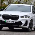 El BMW iX3 mantiene la esencia del X3 tradicional, con un diseño sobrio, un interior espacioso y uno de los mejores sistemas de infoentretenimiento del mercado. Su conducción es equilibrada, con una suspensión confortable y un chasis bien afinado. La autonomía, de hasta 285 millas, es correcta, aunque algunos rivales ya ofrecen cargas más rápidas y mejores prestaciones puras.
