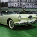 Este roadster de fibra de vidrio destacó por sus puertas correderas que se ocultaban en los guardabarros delanteros. Diseñado por Howard “Dutch” Darrin, fue tan original como poco conocido. Solo se construyeron 435 unidades, algunas de ellas posteriormente modificadas con compresores o motores V8.