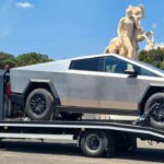 Aunque es AWD de serie, su control totalmente electrónico por software, múltiples recalls y problemas reales de tracción y visibilidad generan desconfianza. La dirección “drive-by-wire” todavía no convence en condiciones difíciles.