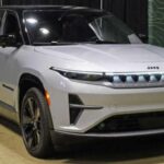 A pesar de soluciones más actuales, el Wagoneer se queda en 19 mpg combinados. Con más de 6.000 libras de peso, su tamaño neutraliza cualquier mejora mecánica y lo mantiene entre los menos eficientes.