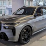 El BMW X7 demuestra que un SUV grande y lujoso puede ser relativamente eficiente. En su versión base alcanza hasta 22 mpg combinados, una cifra competitiva en su segmento. Las versiones con motor V8 ofrecen más potencia, pero reducen el rendimiento hasta unos 18 mpg.