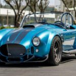 El MKIII-R lleva el concepto del Cobra a un nivel más radical, con mejoras aerodinámicas visibles como difusor trasero, divisor delantero y pasos de rueda ensanchados. Incluye opciones modernas como faros LED, instrumentación electrónica y llantas de 18 pulgadas. Aunque no cuenta con licencia Shelby, su exclusividad —solo 20 unidades al año— y su estética agresiva lo convierten en una pieza muy codiciada.