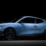 El Veloster ofrece manejo ágil y tamaño compacto para la ciudad. Su diseño bajo y deportivo no tolera terrenos irregulares. Brilla en pavimento liso y giros rápidos, sacrificando confort por estilo.