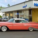 El Pontiac Bonneville de 1959 cerró la década con una combinación muy equilibrada de diseño y comportamiento. Su concepto “Wide-Track” ensanchaba la vía para mejorar estabilidad, algo clave desde una perspectiva técnica. Con un V8 de 6,4 litros y 300 CV, ofrecía una conducción más sólida sin renunciar a una zaga tan espectacular como el resto de sus contemporáneos.