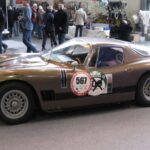 Creado por Giotto Bizzarrini tras su paso por Ferrari, este GT de los años 60 combinaba diseño italiano con un V8 estadounidense. Es rápido, elegante y extremadamente raro, el tipo de coche que hace sonreír a cualquier casa de subastas.