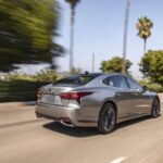 Como buque insignia, el LS viene cargado de tecnología. Incluye Apple CarPlay, Android Auto, carga inalámbrica y un sistema de control por voz muy completo, con aprendizaje mediante inteligencia artificial.

En seguridad ofrece control de crucero adaptativo, asistente de carril y frenado automático de emergencia. En modelos usados, la tecnología sigue siendo correcta, aunque algunas interfaces antiguas resultan poco intuitivas.