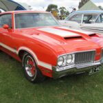 El Oldsmobile 442 fue un referente en la escena de los muscle cars durante su producción entre 1964 y 1980. Reconocido por su rendimiento y manejo, el 442 ofrecía una alternativa más refinada frente a otros muscle cars más crudos. Hoy es celebrado por su equilibrio entre potencia y elegancia. Los coleccionistas y entusiastas continúan restaurando y exhibiendo estos vehículos, asegurando que el legado del 442 perdure.