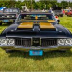 El Oldsmobile 442 combinó potencia y elegancia como pocos. Su diseño agresivo, motores V8 —incluido el 455— y un interior más refinado lo diferenciaban del resto. Hoy es uno de los muscle cars clásicos más equilibrados, valorado por su estilo, prestaciones y sofisticación.