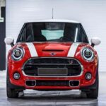 El Mini Cooper S, famoso por su participación en rallys y películas como “The Italian Job”, es un icono británico por su tamaño compacto, estabilidad y agilidad. Su diseño eficiente y su tracción lo convirtieron en un coche ágil y confiable, símbolo de la ingeniería británica aplicada a la competición.