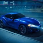 El Toyota GR Supra 3.0 combina ingeniería alemana con precisión japonesa. Bajo su carrocería musculosa se esconde un seis cilindros en línea turbo de origen BMW que entrega 382 CV de forma progresiva y contundente. Ya sea en carreteras de montaña o en circuito, el Supra se siente equilibrado, rápido y muy capaz.