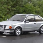 Con la llegada del Escort de tracción delantera, Ford necesitaba una versión que aportara carisma. El XR3 cumplió ese rol con una estética llamativa y un motor CVH de 97 CV alimentado por carburador Weber. Aunque dinámicamente no podía competir con el Golf GTI, su imagen y posicionamiento lo convirtieron en un éxito comercial y en un símbolo de la época.