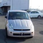 El WiLL Vi es un coche urbano producido entre 2000 y 2002, limitado a 16.000 unidades en Japón. Su diseño excéntrico y su enfoque en sostenibilidad y economía de combustible lo convierten en un modelo singular. La posibilidad de importación legal a Estados Unidos a partir de 2025 y su apariencia inusual lo transforman en un objeto de colección con gran potencial de apreciación futura.