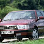 Pocos sleepers son tan extravagantes como este. Una sobria berlina italiana con un V8 Ferrari bajo el capó delantero. Aunque no era el más rápido de la gama Thema, su concepto sigue siendo una locura fascinante. Hoy apenas sobreviven unos pocos ejemplares.