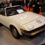 Apodado “la cuña del futuro”, el TR7 destacaba por su diseño, pero decepcionaba por su rendimiento limitado y calidad de fabricación cuestionable. A pesar de haber sido el modelo más vendido de Triumph en su época, su reputación nunca se recuperó. Hoy es uno de los clásicos británicos más polarizantes.