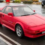 El MR2 de primera generación es un deportivo con motor central y manejo ágil. Compacto y ligero, es ideal para quienes buscan diversión en carreteras curvas. Los precios oscilan entre $5,000 y $10,000, y su rareza creciente lo hace aún más atractivo para nuevos coleccionistas.
