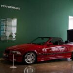 El Elan M100 adoptó tracción delantera, algo controvertido para Lotus, pero la ingeniería se centró en precisión y agarre. Ligero, con motor turbo y dirección comunicativa, ofrecía una experiencia de conducción excepcional. Su diseño y ejecución hicieron que la tracción delantera se sintiera divertida y gratificante, ganando aprecio con los años.