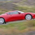 El Evora fue el proyecto más ambicioso de Lotus: combinar la magia del Elise con confort, tecnología y uso diario. El chasis era excepcional, pero el precio subió con cada mejora, alejándolo de su público natural. Mientras tanto, Porsche ofrecía una experiencia más redonda. El Evora nunca fue un mal coche, pero quedó atrapado en tierra de nadie.