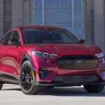 Ford convirtió el nombre Mustang en un crossover eléctrico. Potencias de 266 a 480 caballos. 0–60 en 3,5 s en la versión GT. Interior tecnológico con pantalla de 15,5”. Autonomía hasta 312 millas. Una apuesta audaz que mezcla herencia y futuro eléctrico.