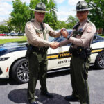 Este enfoque especializado continúa evolucionando: se espera que los vehículos eléctricos patrullen áreas urbanas, mientras los Mustang GT seguirán dominando las carreteras de alta velocidad. La llegada del Mustang como interceptor policial marca un antes y un después en la policía moderna.