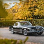 El XK120 reinterpretado por Bertone se convirtió en una verdadera obra de arte. La colaboración con los diseñadores italianos dio como resultado un Jaguar único, donde la elegancia británica se fusionó con la creatividad del diseño italiano, generando un clásico codiciado por coleccionistas.