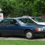 El 190E 2.3 es económico frente a las versiones de alto rendimiento, pero mantiene la calidad de construcción Mercedes. Motor 2.3L de 130 CV y diseño conservador lo hacen duradero y fiable. Los coches con pintura y trim originales se revalorizan, y un ejemplar en buen estado se encuentra cerca de los 6.800 dólares.