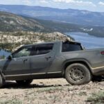 La segunda generación del R1T Quad combina capacidad off-road con tecnología intuitiva y espacio interior generoso. Su diseño, sonidos personalizados y conectividad destacan en un vehículo familiar y aventurero, demostrando que los pickups eléctricos también pueden emocionar.