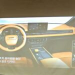 El interior del Q300 sigue tendencias de SUVs modernos: cambio electrónico, freno de estacionamiento electrónico, cluster digital de 12,3” y sistema KGM Link. Los controles son intuitivos incluso en off-road, ofreciendo una experiencia que hace olvidar que estás dentro de una pickup. La recepción de los consumidores ha sido mixta, pero refleja la apuesta de KGM por modernidad y confort.