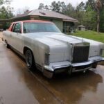 El Lincoln Continental Mark V '79 representa el lujo americano llevado a la calle. Su largo capó y maletero permiten efectos hidráulicos espectaculares, levantando la parte delantera o trasera a gusto del conductor. Este coche sigue siendo un símbolo de estilo y creatividad dentro de la comunidad lowrider, combinando majestuosidad y personalización al máximo.