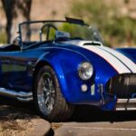 Aunque la producción original finalizó en 1968, las réplicas permiten que aficionados construyan su propio Cobra con kits como los de Factory Five Racing. Carroll Shelby dejó un legado imborrable: GT40, Mustang GT350 y GT500, e incluso la influencia en el Dodge Viper, consolidando su visión de combinar elegancia británica y potencia americana.