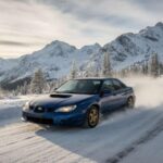 La tracción total tiene sentido donde el invierno manda. Es más pesado de lo que debería, pero se agarra y avanza con seguridad. El interior es compacto y familiar, el consumo sube algo, y aun así sigue gustando por lo que representa. Una historia que se repite cada pocos años.