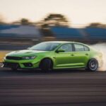 El RS3 mueve volúmenes mínimos, pero los entusiastas lo adoran. El cinco cilindros suena único y el modo drift añade diversión real. Sin embargo, el coste de uso y los recortes de gama generan incertidumbre sobre su continuidad. Sigue siendo afilado en curvas, aunque cada vez más de nicho.