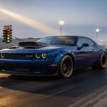 Hennessey convierte al Demon 170 en un arma de cuarto de milla. Los lanzamientos son violentos. El nitro marca el pulso. Su legalidad callejera se siente dudosa. Los burnouts quedan grabados.