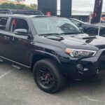 La 4Runner comparte tren motriz con la Tacoma, lo que se traduce en una fiabilidad casi a prueba de balas.
Es habitual ver modelos antiguos aún circulando. Son fáciles de reparar, resistentes y pensados para durar décadas.