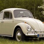 No subestimes al Beetle: su sencillo manual de cuatro velocidades es una lección de diseño utilitario. La palanca, larga y delgada, requiere movimientos amplios, pero cada marcha encaja con un clic positivo. El embrague de cable es ligero y preciso, haciendo fácil conducir suavemente incluso para principiantes. Escuchar el flat-four mientras cambias de marcha es uno de los placeres más simples y satisfactorios del mundo del motor.