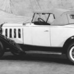 Este dos plazas mantuvo a Chevrolet como líder durante la Gran Depresión. Con un precio de 445 dólares y detalles de diseño inspirados en Cadillac, ofrecía estilo y prestaciones asequibles, destacando incluso por su motor conocido como ‘The Cast Iron Wonder’.