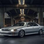 Aunque el Supra A80 y el JZX100 Tourer VVTi parecen coches comunes, su motor potente y su potencial de tuning los han convertido en sleepers deseados. Los ejemplares importados y bien cuidados están generando pujas inesperadas, consolidando su estatus en el mercado de subastas.