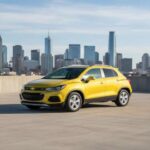 El Chevrolet Trax combina la altura de un SUV con dimensiones compactas, facilitando la conducción y aparcamiento en ciudad. Su motor turbo responde rápido y ofrece una postura de manejo elevada que aumenta la visibilidad.